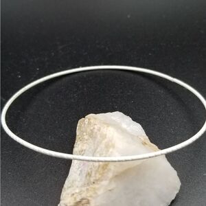 White tone bone white bracelet. B632